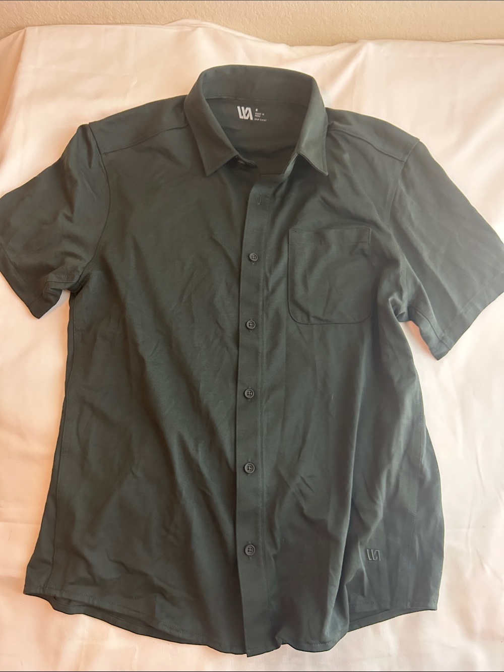 Men's Short-Sleeve Button-Down Shirt in Black